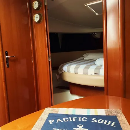 Bateau Prive A Quai- Village Naturiste Hotel na wodzie *